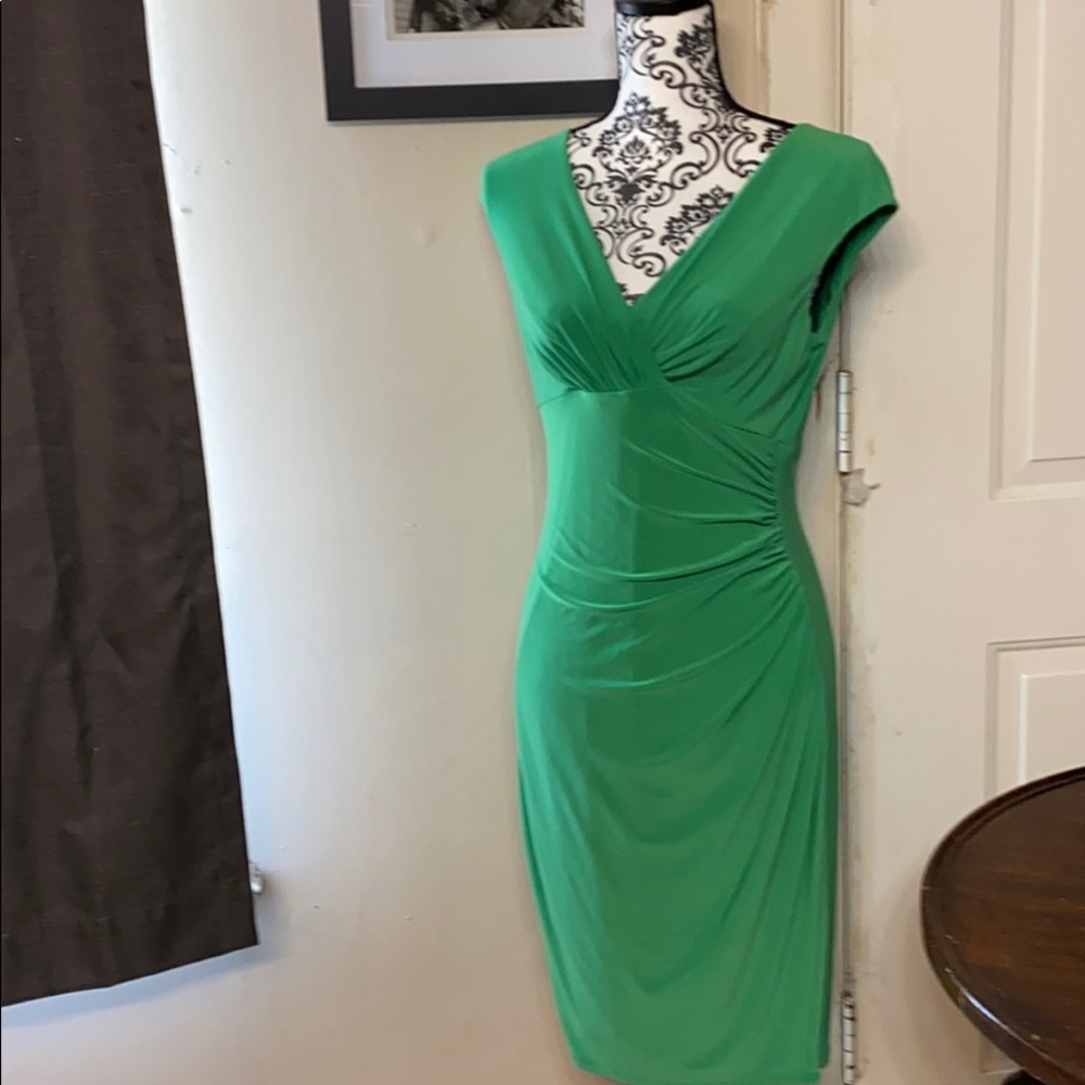 Beautiful fitted, green dress 👗